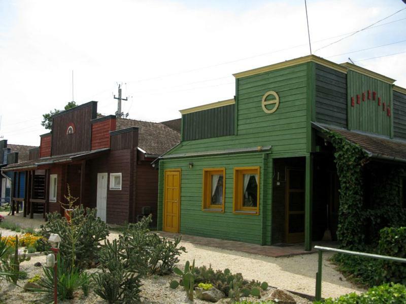 Convoy Panzio Bed & Breakfast Szajol Exterior photo